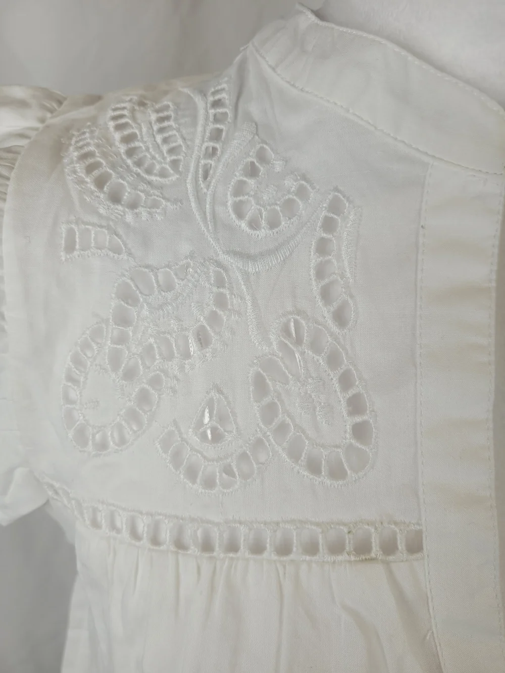 NWT White Embroidered Flutter Sleeve Blouse Size ; xs. - Picture 6 of 13
